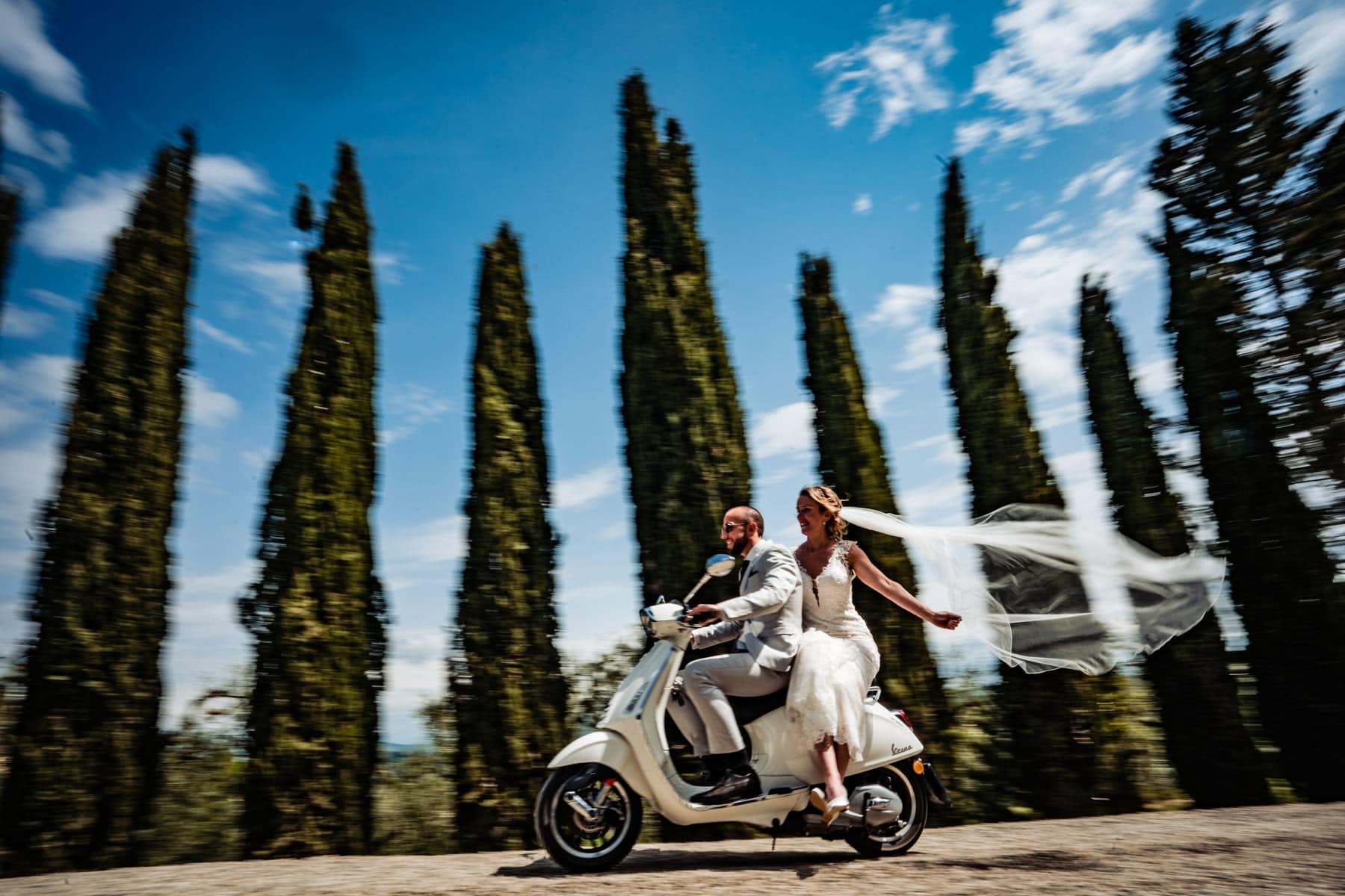 Bruidsfotograaf in Gelderland fotografeert bruidspaar op scooter in Italie