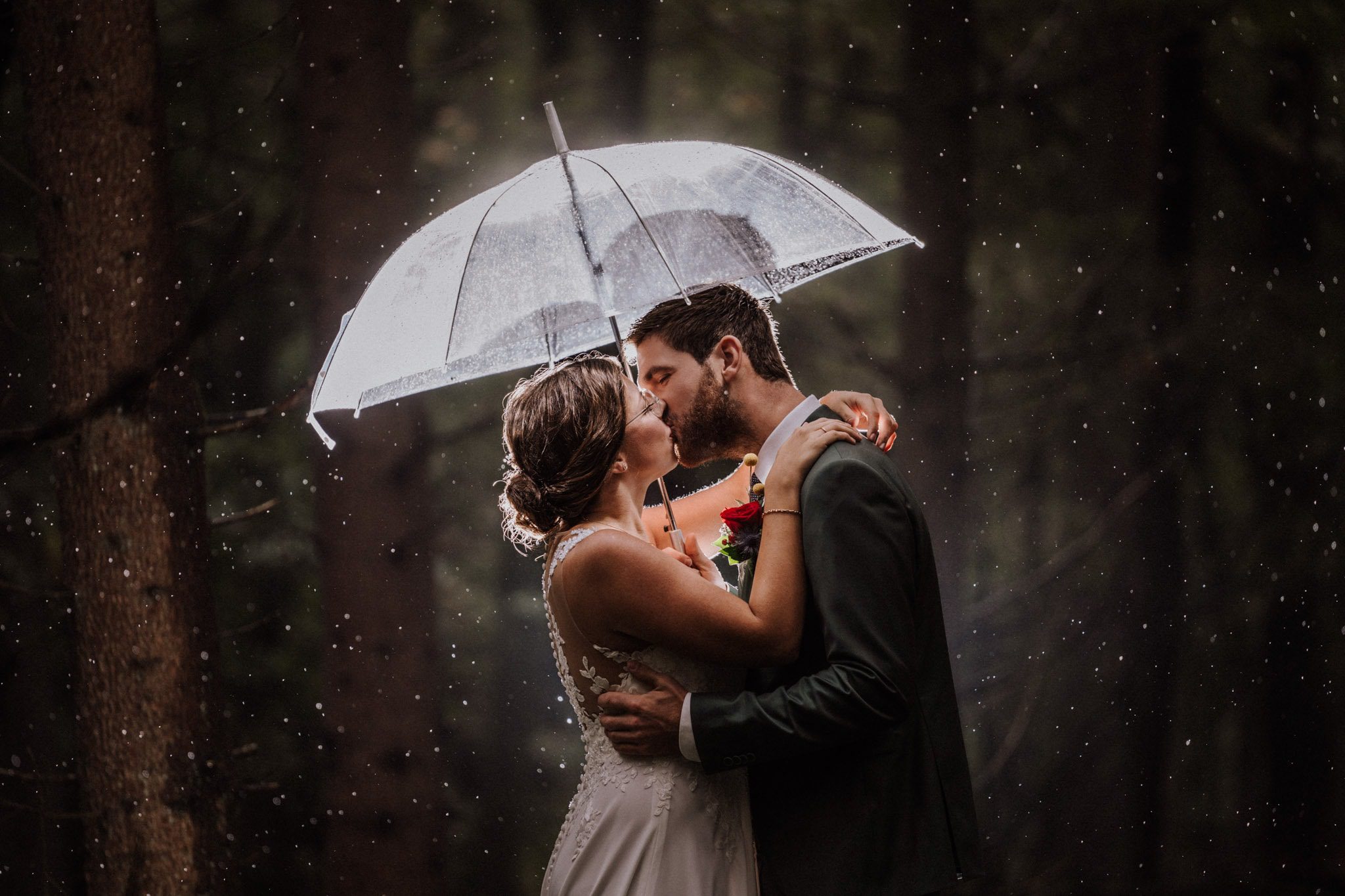 bruidspaar in de regen